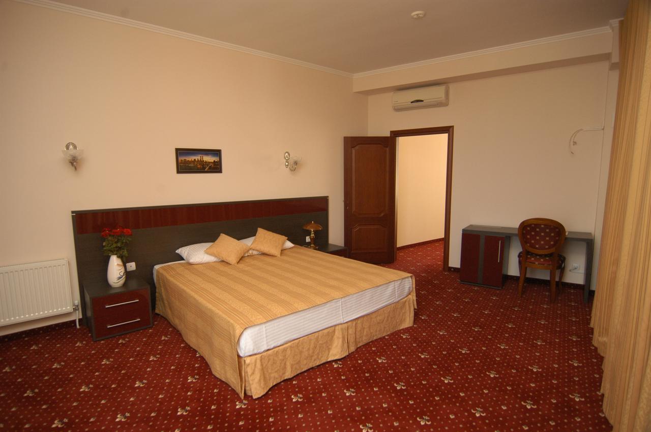Manhattan Hotel & Restaurant Κισινάου Εξωτερικό φωτογραφία