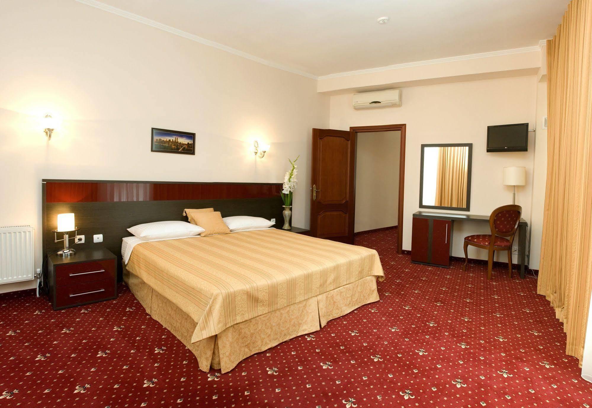 Manhattan Hotel & Restaurant Κισινάου Δωμάτιο φωτογραφία
